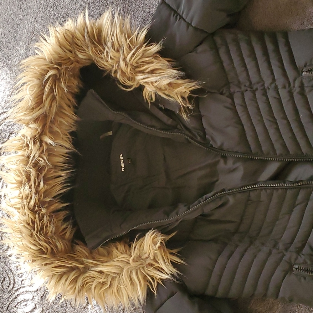 Girls black puffy jacket with detachable hood.
